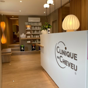 réception design et chaleureuse de la clinique du cheveu