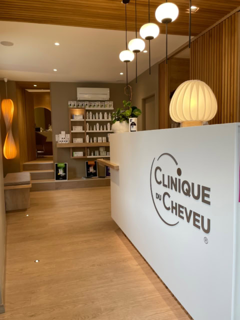 réception design et chaleureuse de la clinique du cheveu
