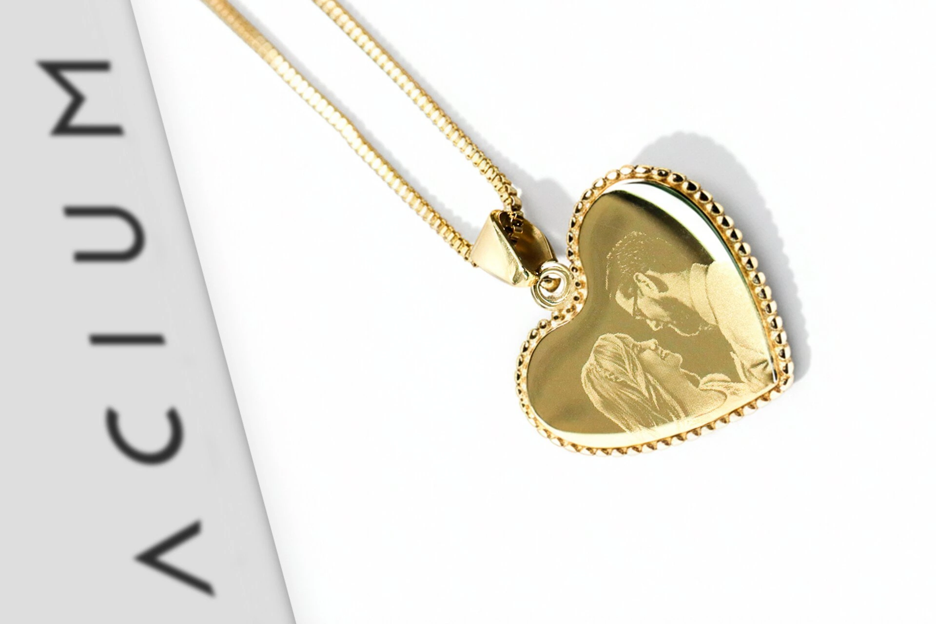 colgante corazón dorado con camafeo y cadena fina