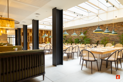 comedor moderno con claraboya y pared de piedra