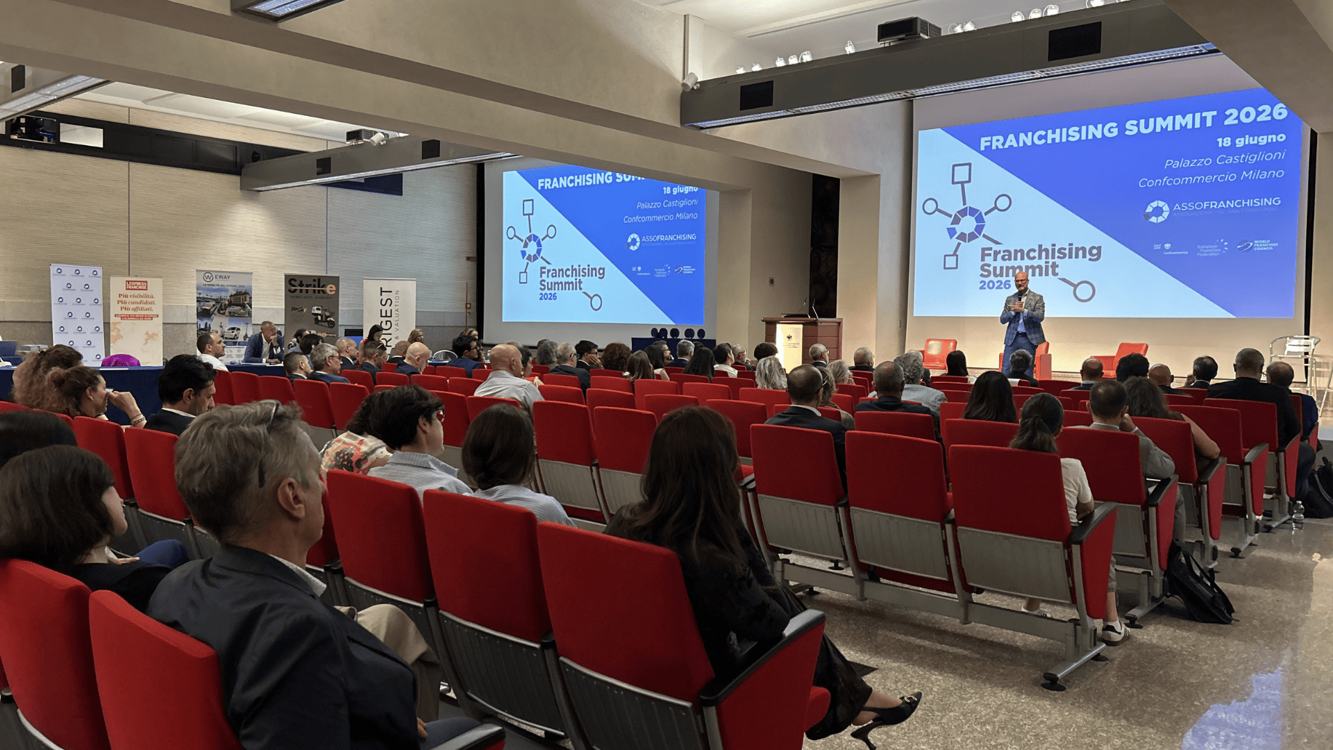 sommet franchising 2026 à milan — conférence en auditorium