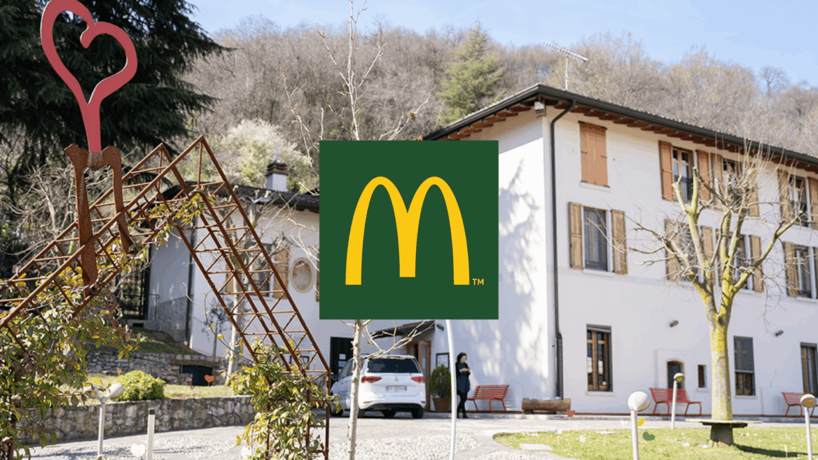 cortile rustico con scultura e logo mcdonalds