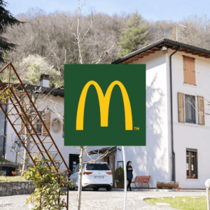 cortile rustico con scultura e logo mcdonalds