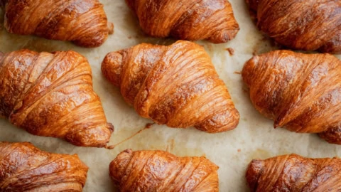 croissants dorés au beurre — viennoiserie artisanale