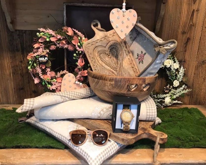 decorazioni rustiche country: cuori in legno e tessuti