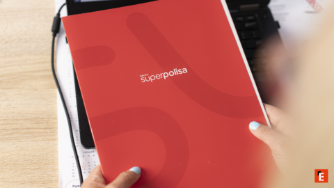 czerwony folder grupa superpolisa na biurku