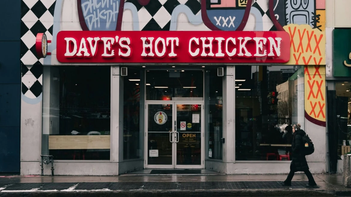 façade daves hot chicken, sol mouillé