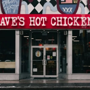 façade daves hot chicken, sol mouillé