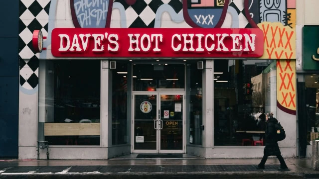 façade daves hot chicken, sol mouillé