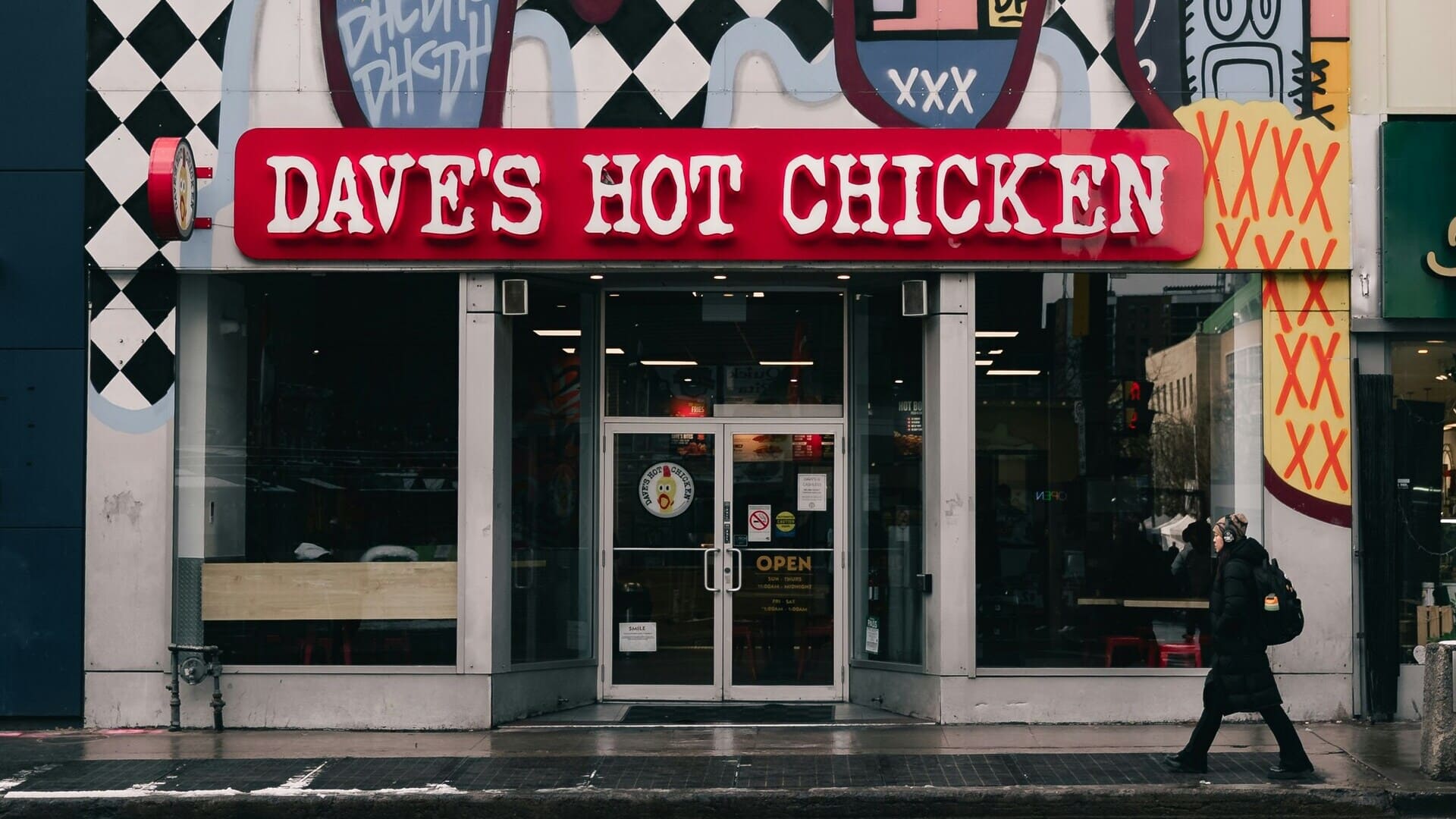façade daves hot chicken, sol mouillé