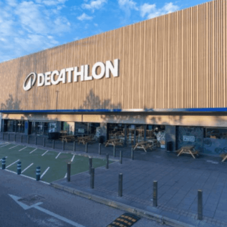 decathlon: tienda deportiva con fachada de madera