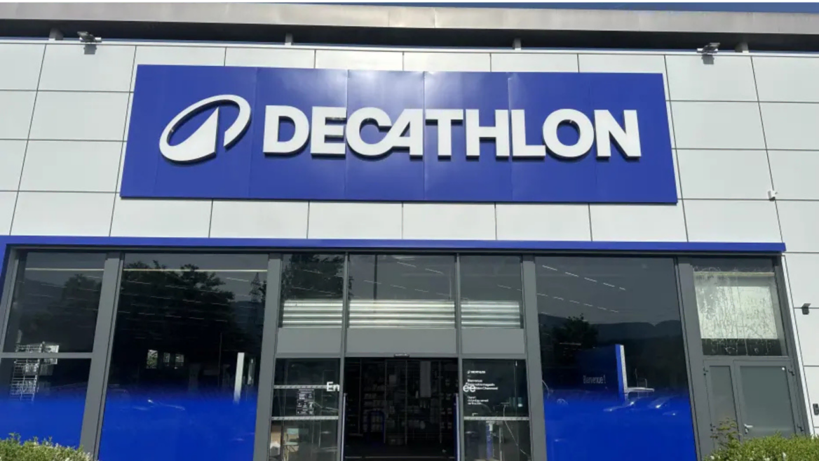 decathlon fassade mit markantem blauem logo und eingang