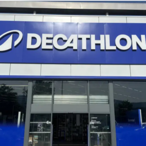 decathlon fassade mit markantem blauem logo und eingang
