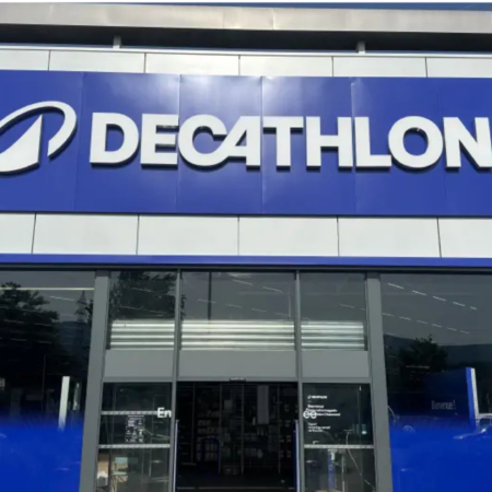 decathlon fassade mit markantem blauem logo und eingang