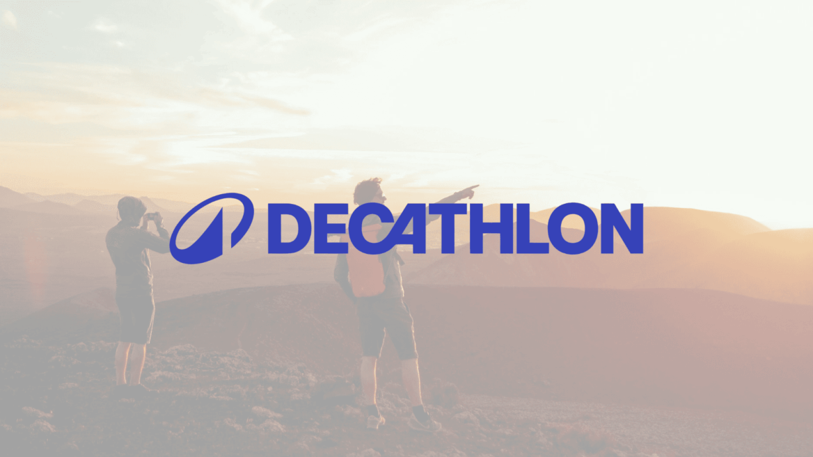 logo decathlon na górach przy zachodzie słońca
