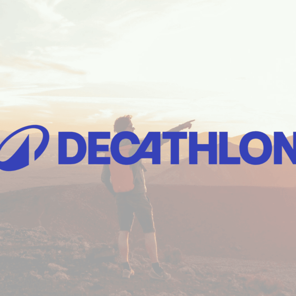 logo decathlon na górach przy zachodzie słońca