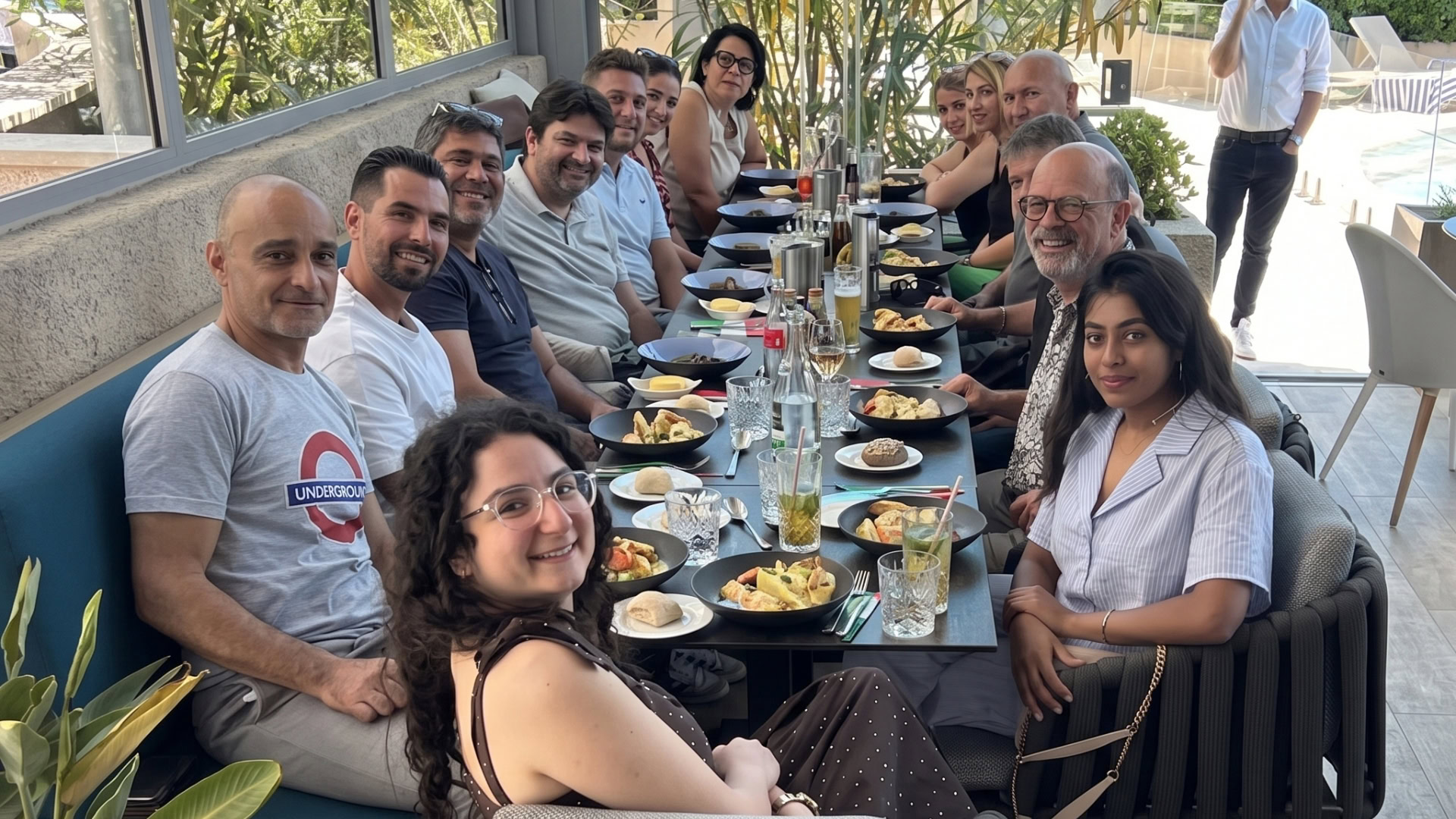 déjeuner convivial sur terrasse avec grand groupe