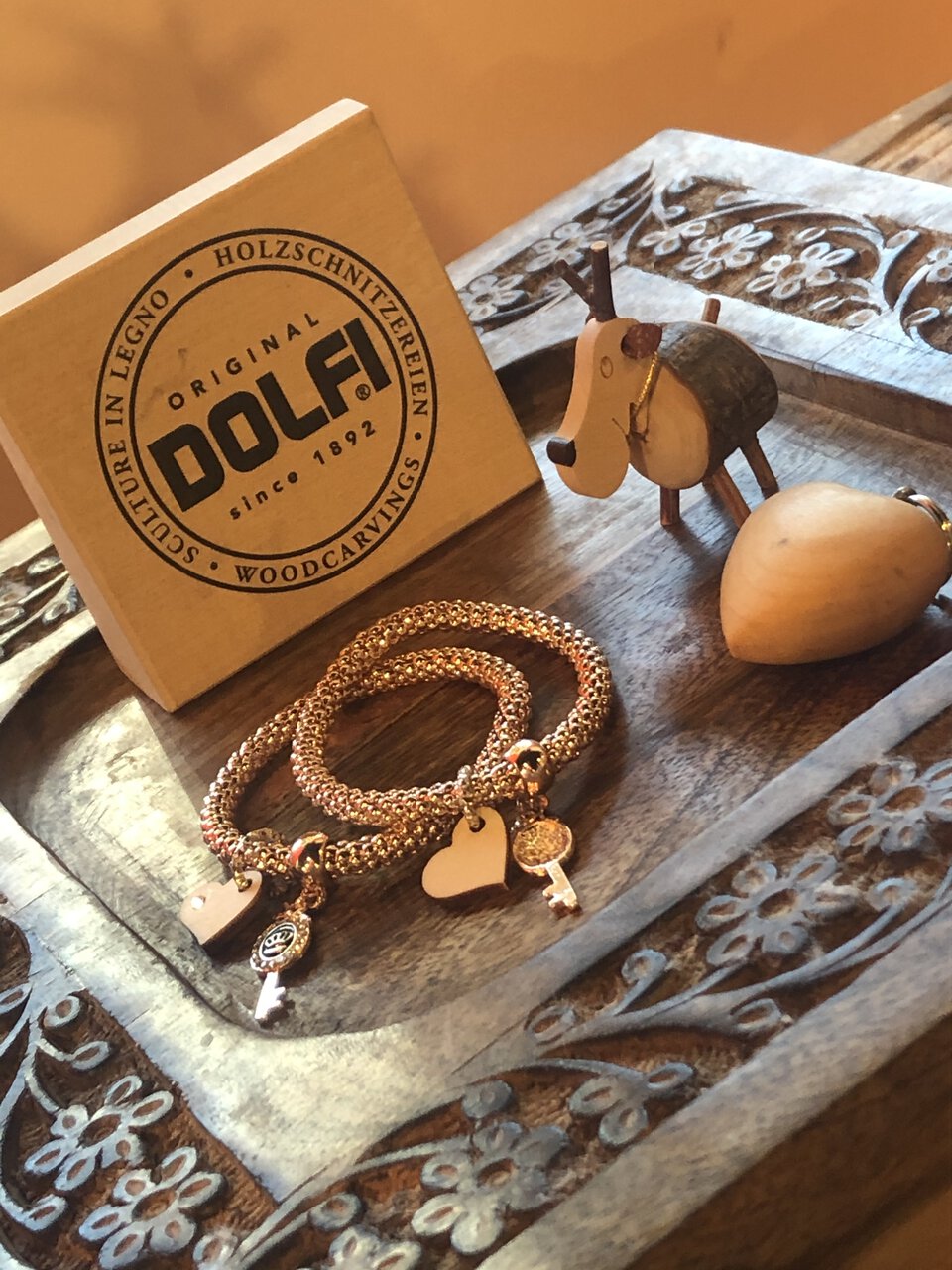 vassoio intagliato con figurina in legno e bracciale vintage