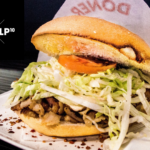 döner sandwich mit knackigem salat und tomate