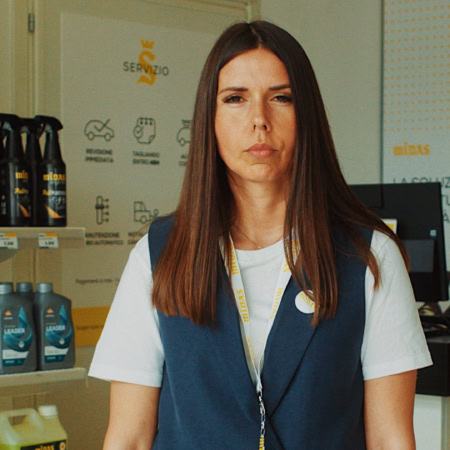addetta al banco di ricambi auto