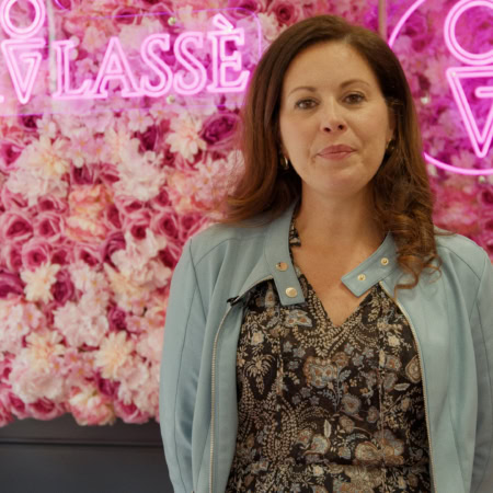 ritratto donna su sfondo di fiori rosa e neon