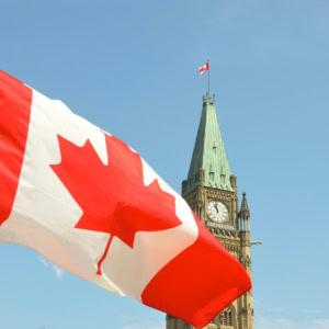 drapeau canadien flottant devant la tour dhorloge gothique
