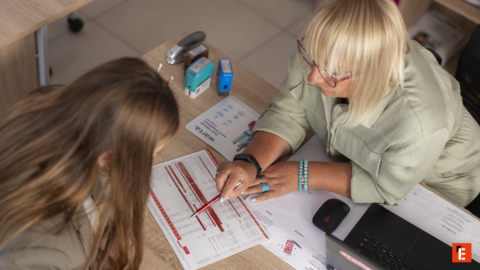 wspólne przeglądanie dokumentów przy biurku