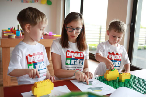 warsztaty bricks 4 kidz: dzieci budują z klocków