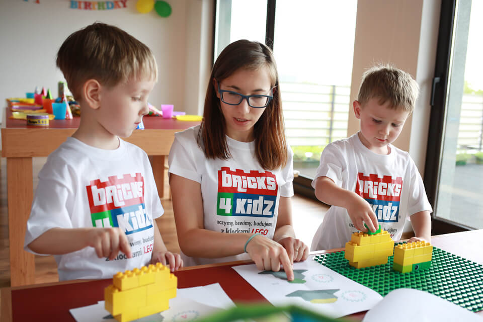 warsztaty bricks 4 kidz: dzieci budują z klocków