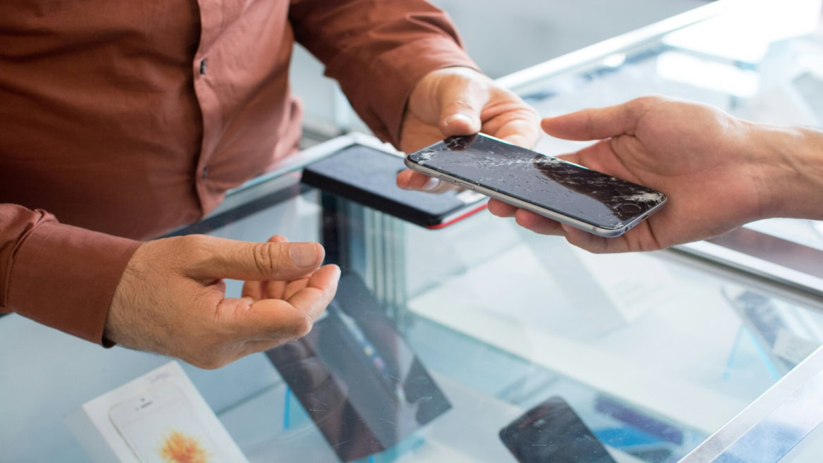 smartphone À l’Écran cassé au comptoir de réparation