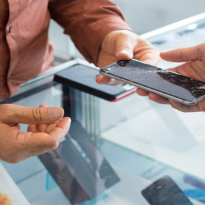 smartphone À l’Écran cassé au comptoir de réparation