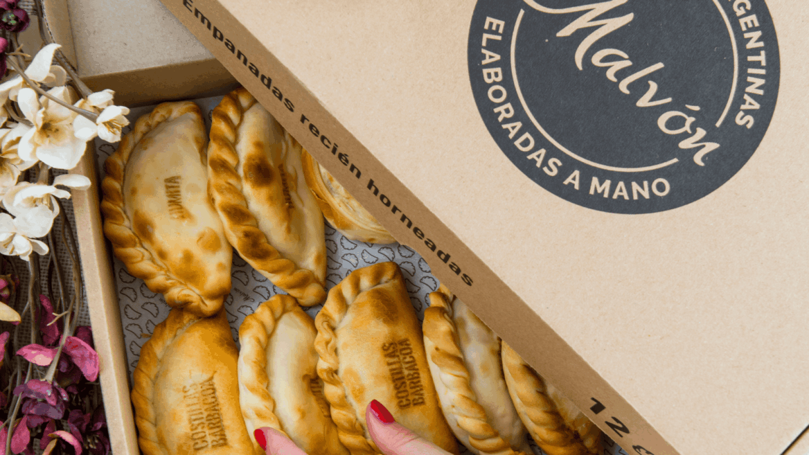 empanadas artesanales recién horneadas en caja kraft