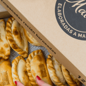 empanadas artesanales recién horneadas en caja kraft