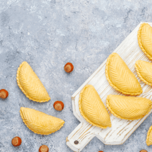 empanadillas artesanales con avellanas sobre tabla rústica