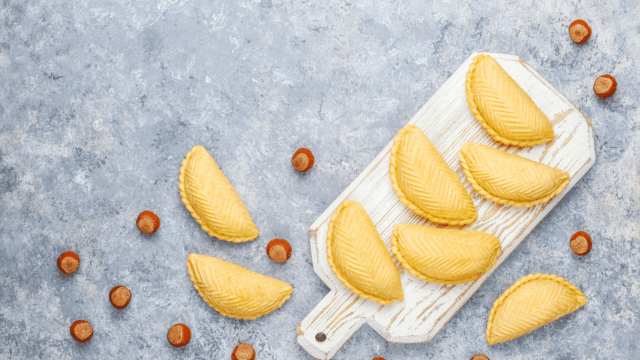 empanadillas artesanales con avellanas sobre tabla rústica