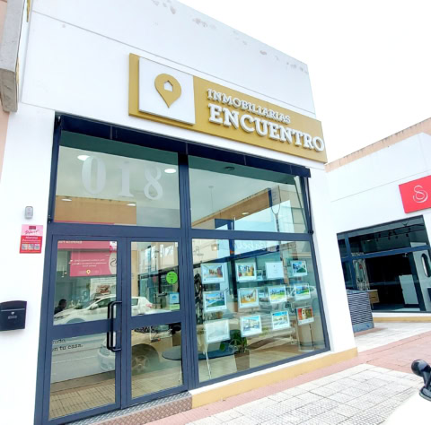 fachada y escaparate de inmobiliaria encuentro