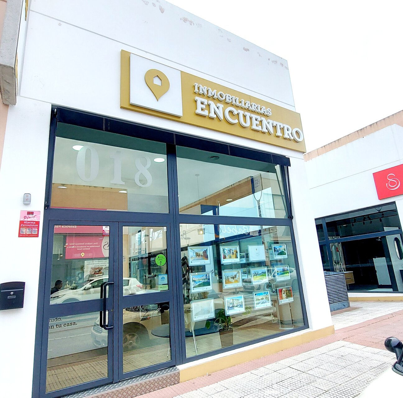 fachada y escaparate de inmobiliaria encuentro