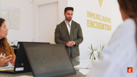 reunión inmobiliaria en oficina moderna