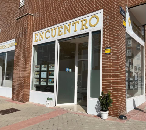 oficina inmobiliaria encuentro: esquina con fachada de ladrillo