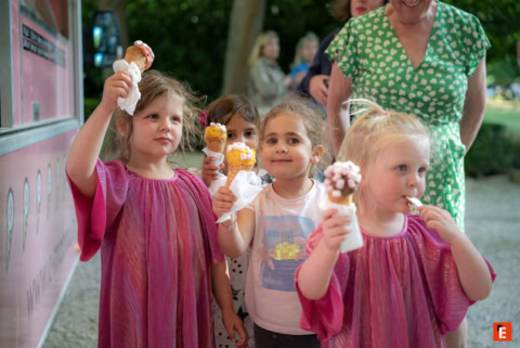 enfants dégustant glaces dÉté devant camion pastel