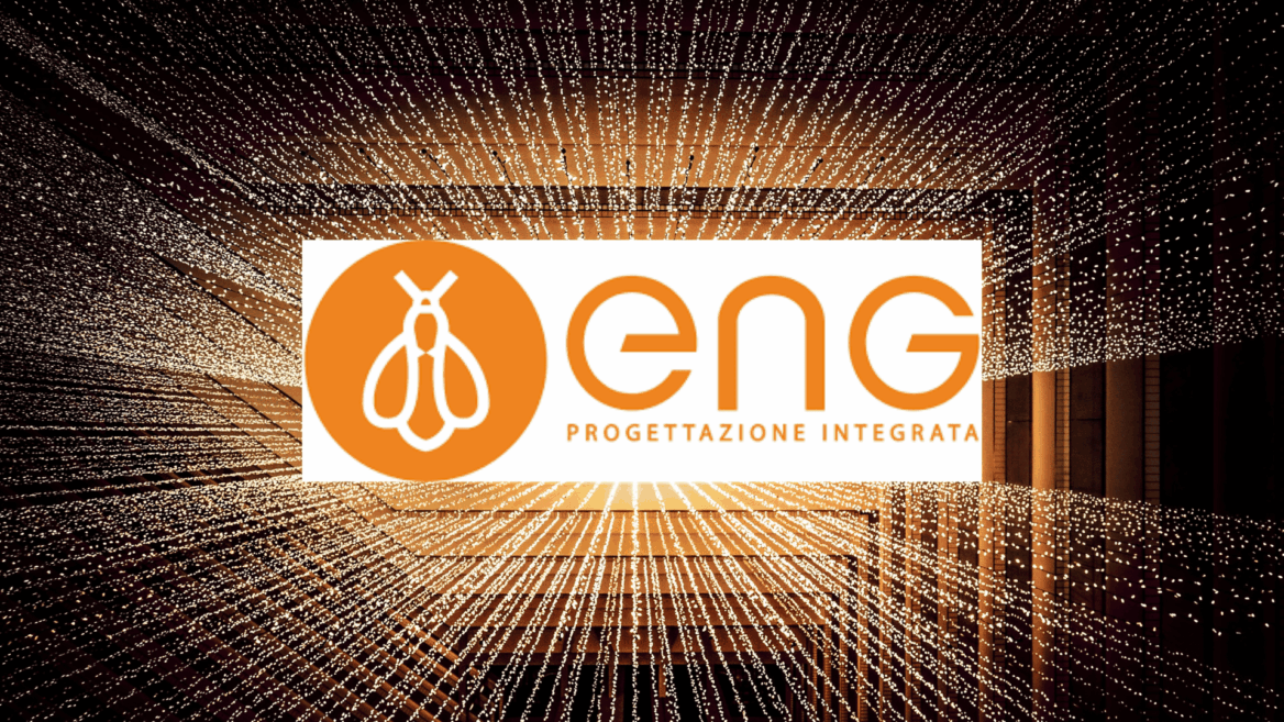 logo eng arancione su tunnel di luci calde
