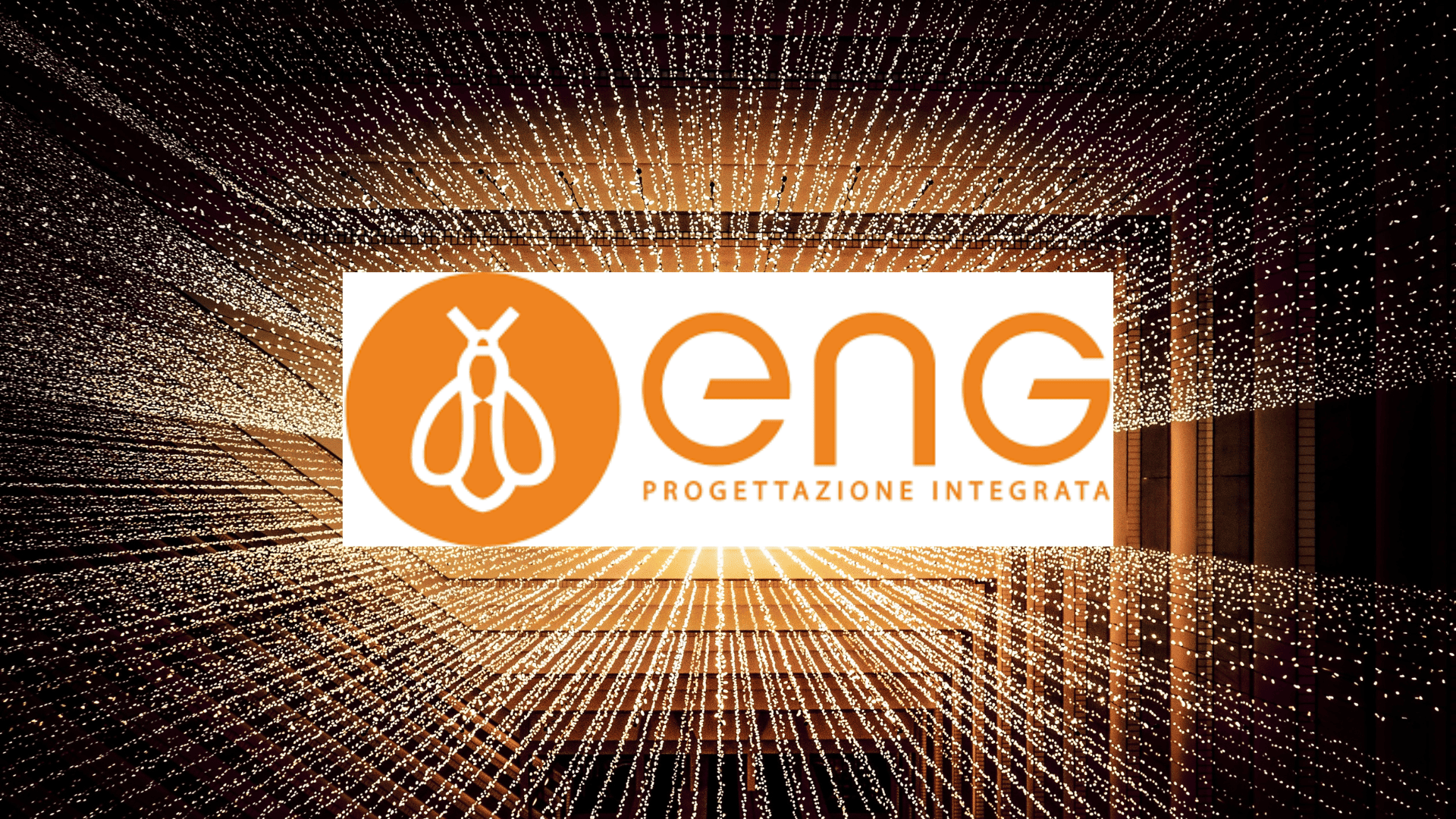 logo eng arancione su tunnel di luci calde