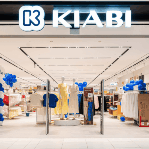 entrada kiabi: maniquíes, globos y promoción de verano