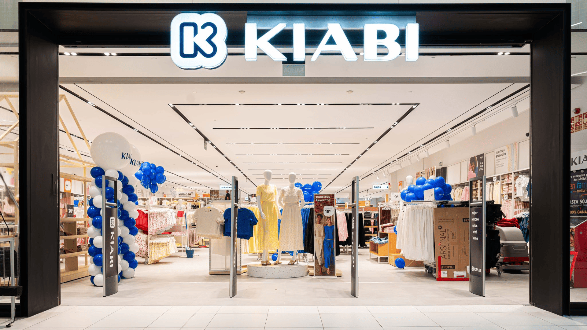 entrada kiabi: maniquíes, globos y promoción de verano