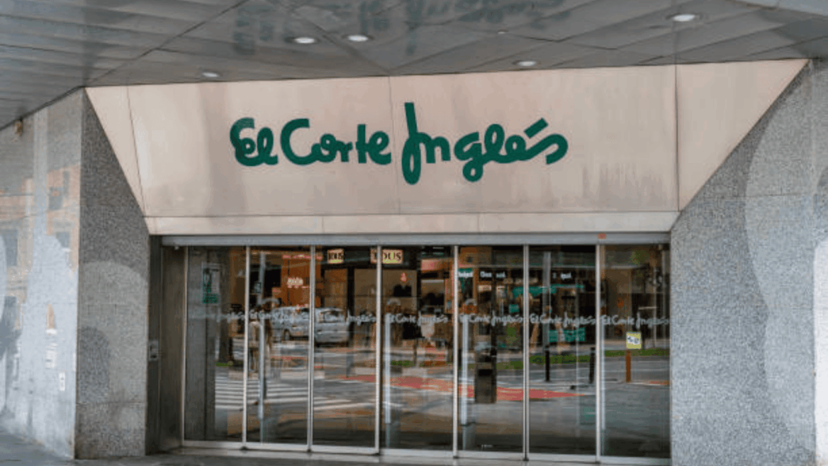 fachada de el corte inglés con logo verde
