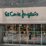 fachada de el corte inglés con logo verde