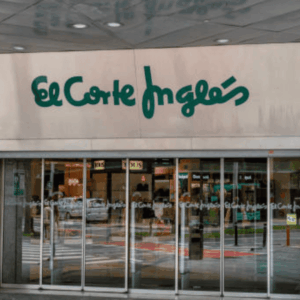 fachada de el corte inglés con logo verde