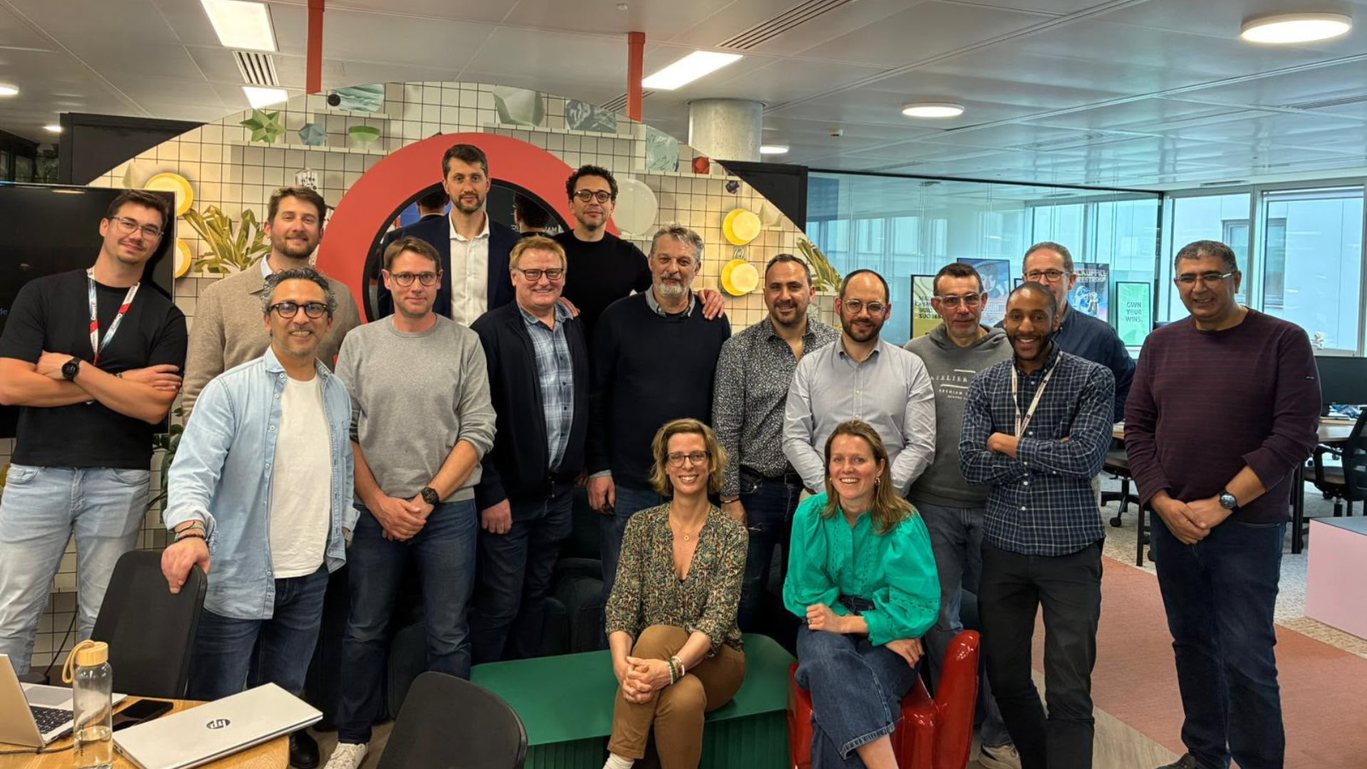 photo dÉquipe dans un coworking moderne