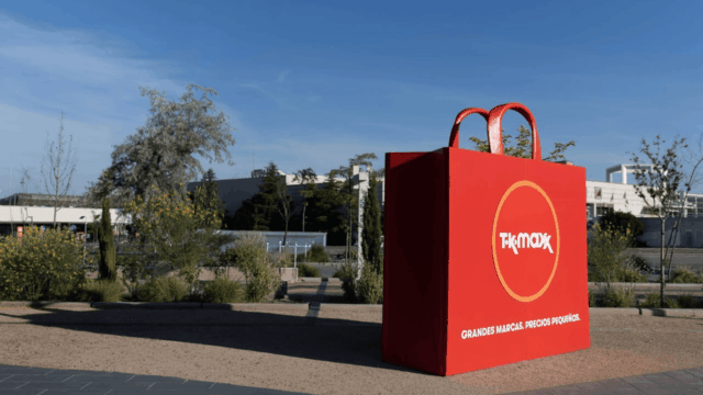 escultura bolsa roja gigante de tk maxx