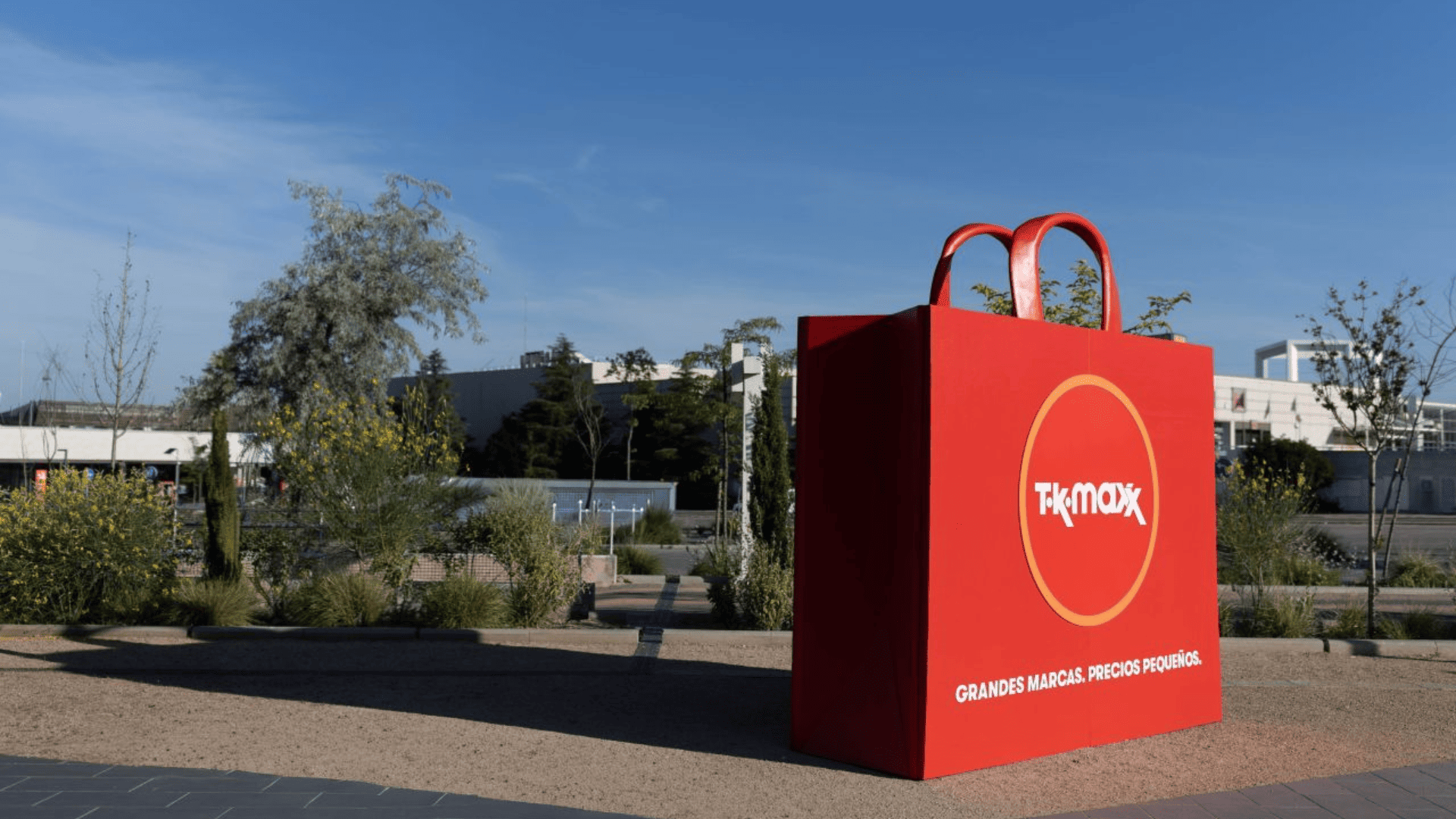 escultura bolsa roja gigante de tk maxx